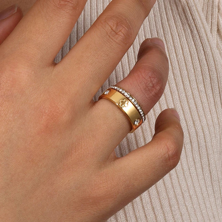 Shining Clover & Crystal Ring